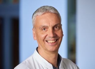 Erhielt von der Deutschen Kniegesellschaft (DKG) das Zertifikat zum „zertifizierten Kniechirurgen“: Chefarzt Dr. Andreas Weinbecker. Erhielt von der Deutschen Kniegesellschaft (DKG) das Zertifikat zum „zertifizierten Kniechirurgen“: Chefarzt Dr. Andreas Weinbecker.